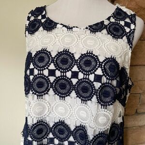 White and blue sleeveless lace dress. L